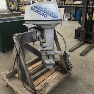 Perämoottori Suzuki DT 40K vara-osiksi tai korjattavaksi