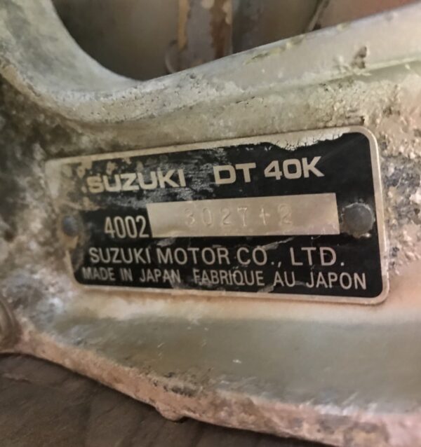Perämoottori Suzuki DT 40K vara-osiksi tai korjattavaksi