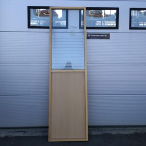 Puurunkoinen sermi lasisella yläosalla