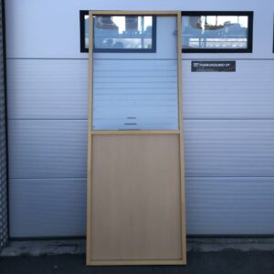 Puurunkoinen sermi lasisella yläosalla