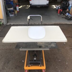 Puuceen istuinosan kansilevy istuinosalla