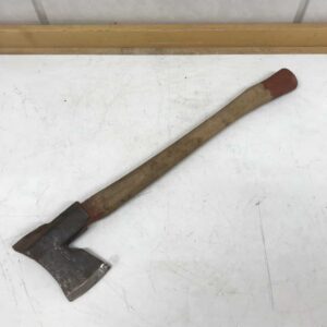 Vanha kirves pienellä teräosalla