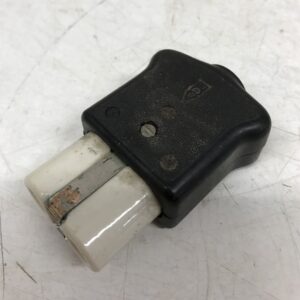 Vanhanmallinen sähkölaitteen liitäntäpistoke naaras