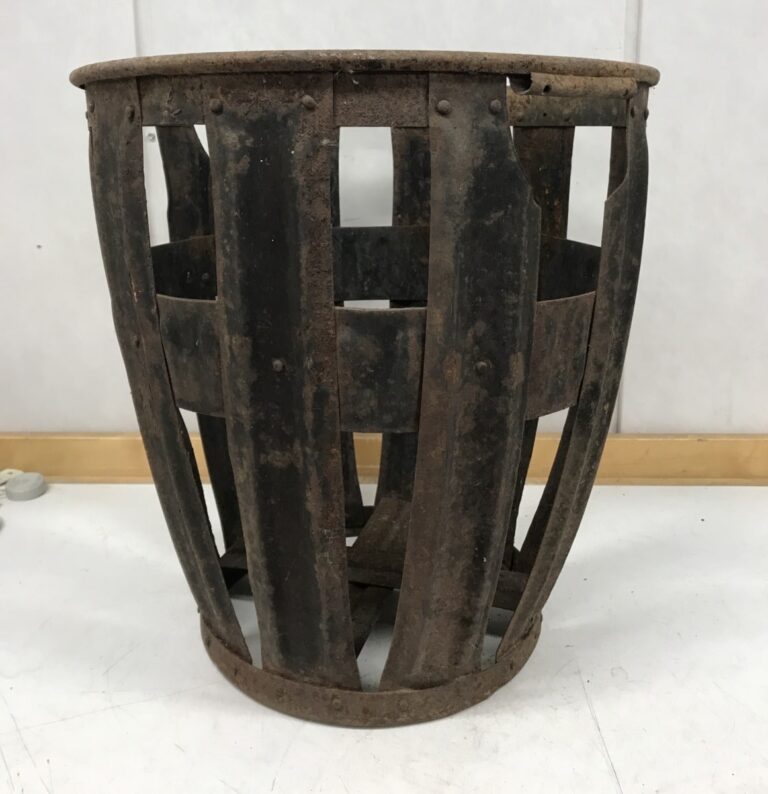 Vanha harva metallinen kori kork 47 cm
