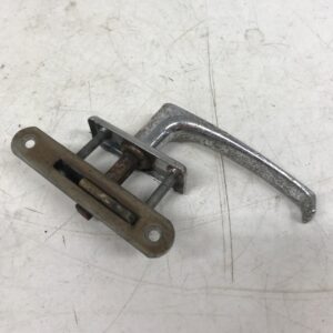 Ikkunan lukkosalpa vääntimellä