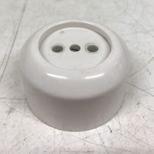 Vanha valkoinen pyöreä maadoittamaton pintapistorasia 30100