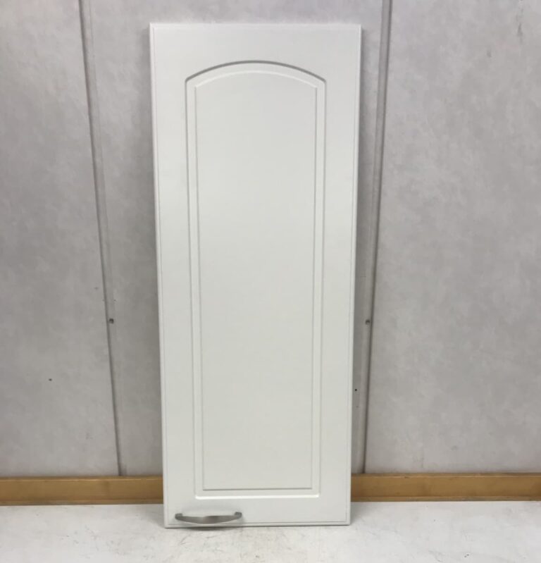 Holvi kalusteovi vetimellä