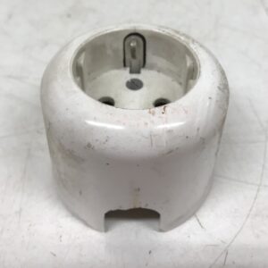 Vanha valkoinen pyöreä maadoitettu pintapistorasia