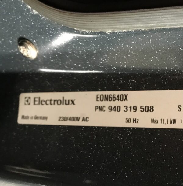 Kalusteisiin upotettava Electrolux kiertoilmauuni EON6640X