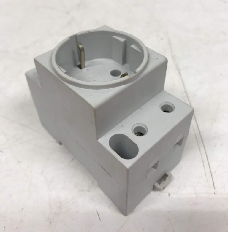 Pistorasia Schneider Electric VDE 0620 - Purkukolmio.fi