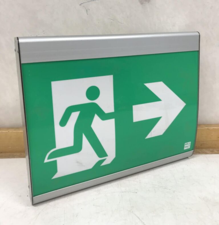 Hätäuloskäynnin opasvalo - Purkukolmio.fi