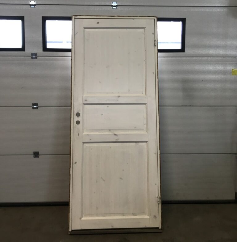 Puinen väliovi karmeilla - Purkukolmio.fi