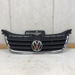 VW Polo 1.2 vm 2003 etusäleikkö - Purkukolmio.fi