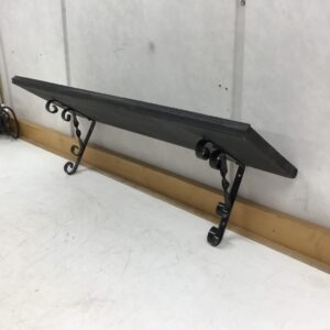 Musta puuhylly metallikannakkeilla 65 cm - Purkukolmio.fi