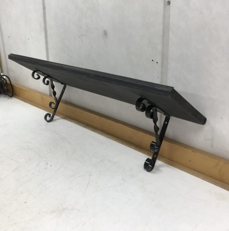 Musta puuhylly metallikannakkeilla 65 cm - Purkukolmio.fi