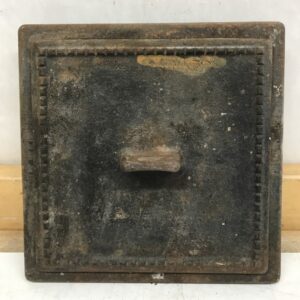 Nuohousluukku valukehyksellä 17 cm × 17 cm