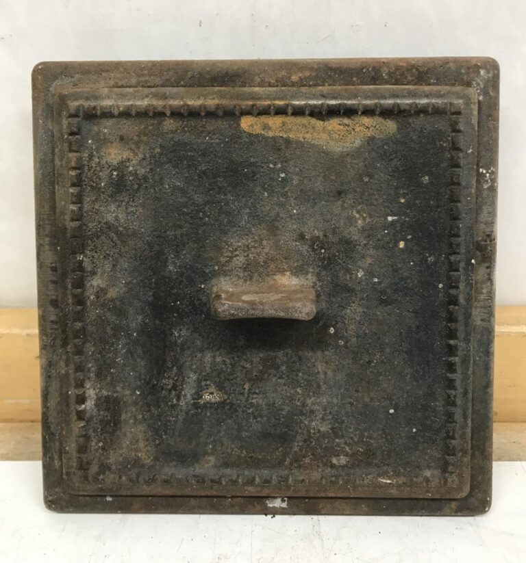 Nuohousluukku valukehyksellä 17 cm × 17 cm