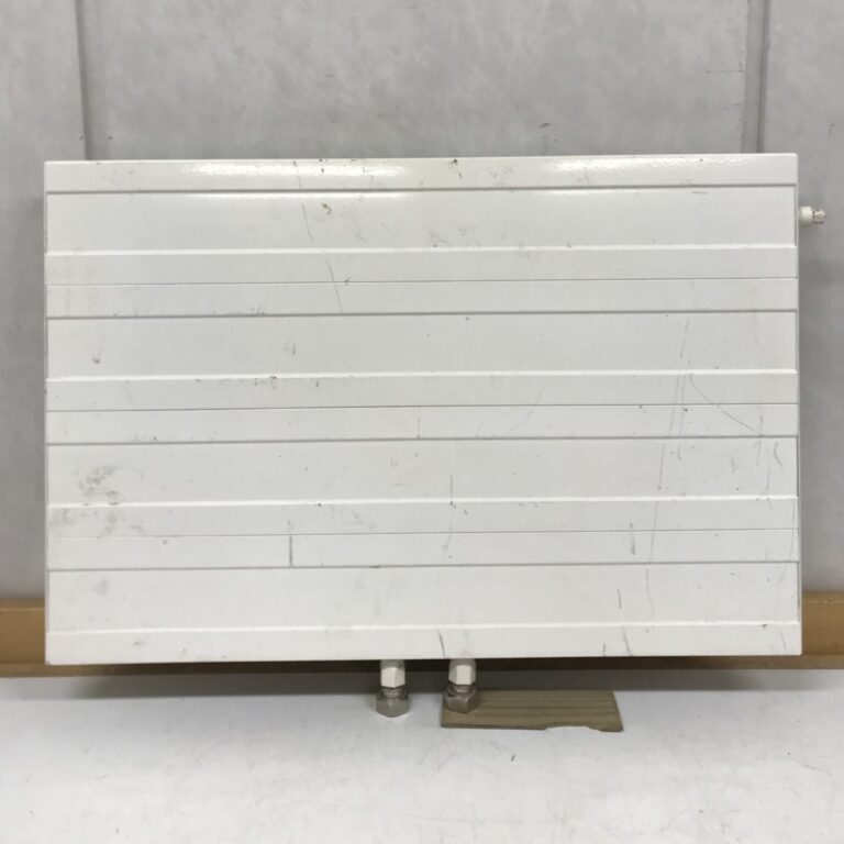 Vesikiertopatteri 60 cm × 40 cm alapuolisilla liitännöillä - Purkukolmio.fi