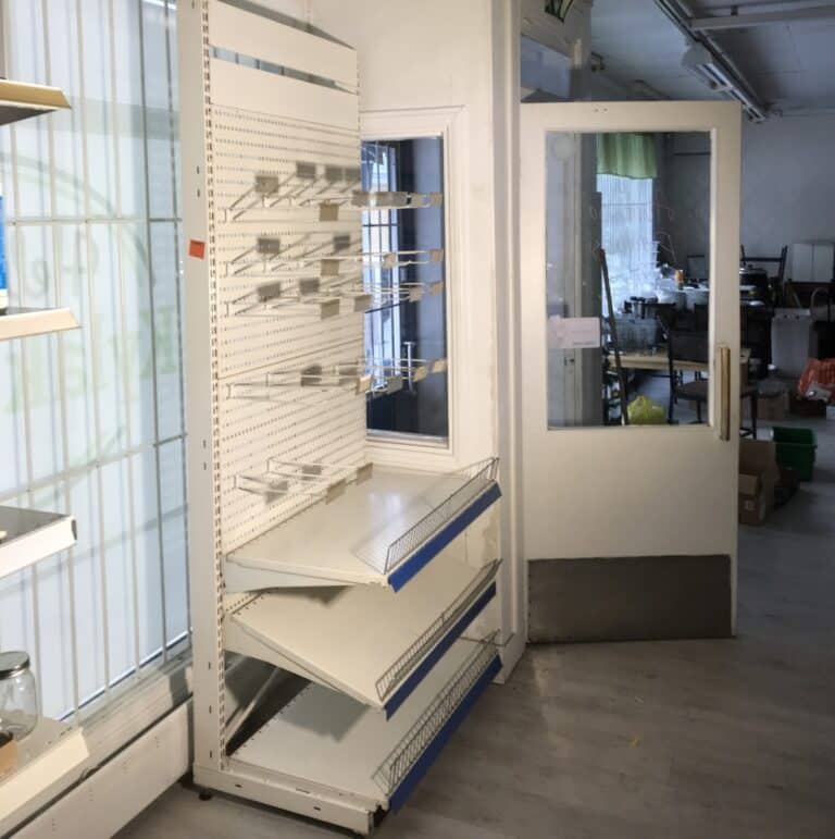 Myymälähylly 93 x 228 cm ripustuskoukuilla - Purkukolmio.fi