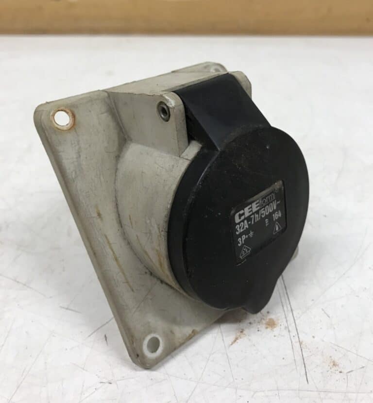 Pistorasia 32 A 4-napainen upotettava CEE - Purkukolmio.fi