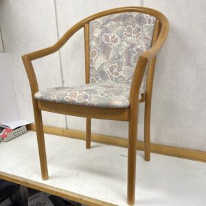 Vaalea kangasverhoiltu tuoli puurungolla, pinottava - Purkukolmio.fi