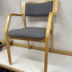 Harmaa kangasverhoiltu tuoli puurungolla pinottava - Purkukolmio.fi