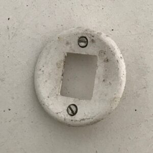 Pyöreä sähköpeitelevy valokatkaisijalle - Purkukolmio.fi