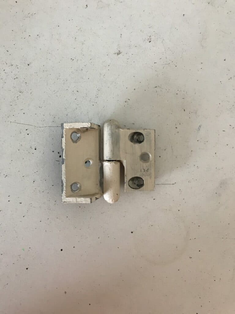 Exo alumiininen kolmionmallinen saranapari oikeakätinen - Purkukolmio.fi