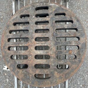 Valurautainen Torkki pyöreä kaivon ritiläkansi Ø 55 cm - purkukolmio.fi