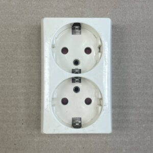 2-osainen maadoitettu pinta-asenteinen pistorasian kansi 23343 - purkukolmio.fi