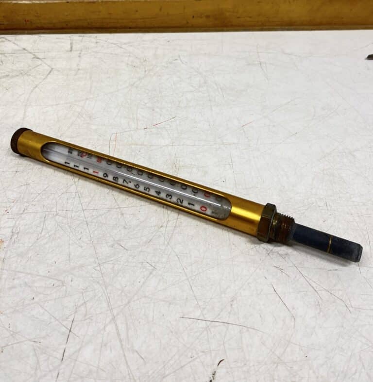 Lasiputkilämpömittari -10 – 130°C messinkitaskulla 1/2″ ja messinkisuojalla - Purkukolmio.fi