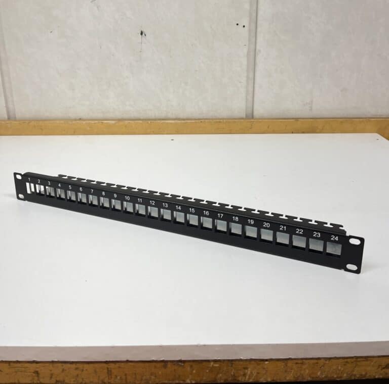 Kytkentäpaneeli RJ45/24 UTP/FTP - purkukolmio.fi