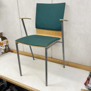 Vihreä kangasverhoiltu tuoli - purkukolmio.fi