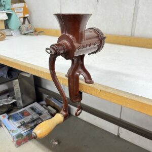 Käsikäyttöinen lihamylly Sampo 8 - purkukolmio.fi