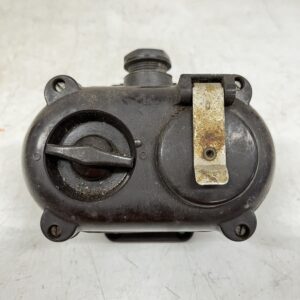 Vanha ruskea kosteantilan pintapistorasia kytkimellä - purkukolmio.fi