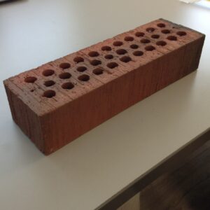 Reikätiili 29 x 9 x 6 cm punainen -purkukolmio.fi