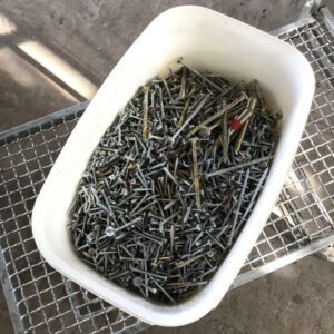 Sekalaisia kiinnitystarvikkeita 26 kg ämpärissä - purkukolmio.fi