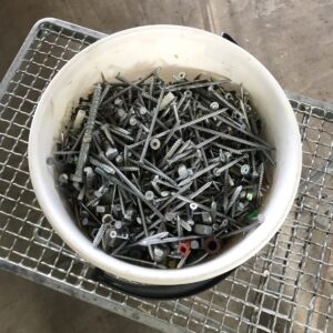 Sekalaisia kiinnitystarvikkeita 15 kg ämpärissä - purkukolmio.fi