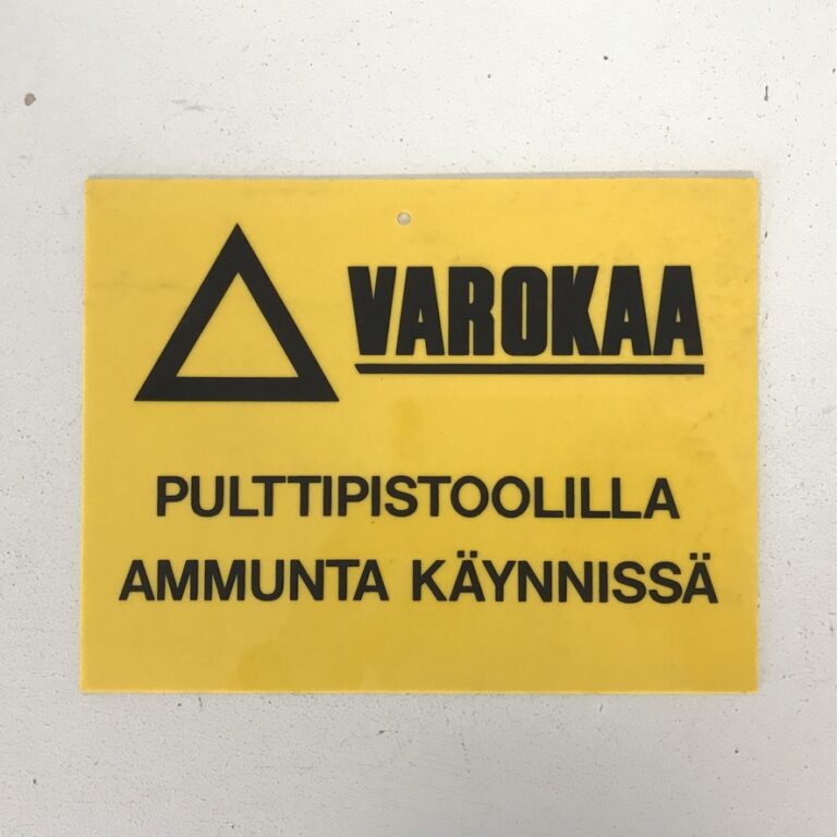 Varokaa kyltti 'Pulttipistoolilla ammunta käynnissä' - purkukolmio.fi
