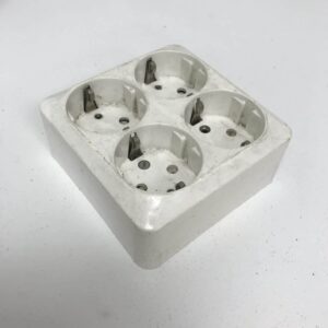 4-osainen maadoitettu pinta-asenteinen pistorasian kuori - purkukolmio.fi