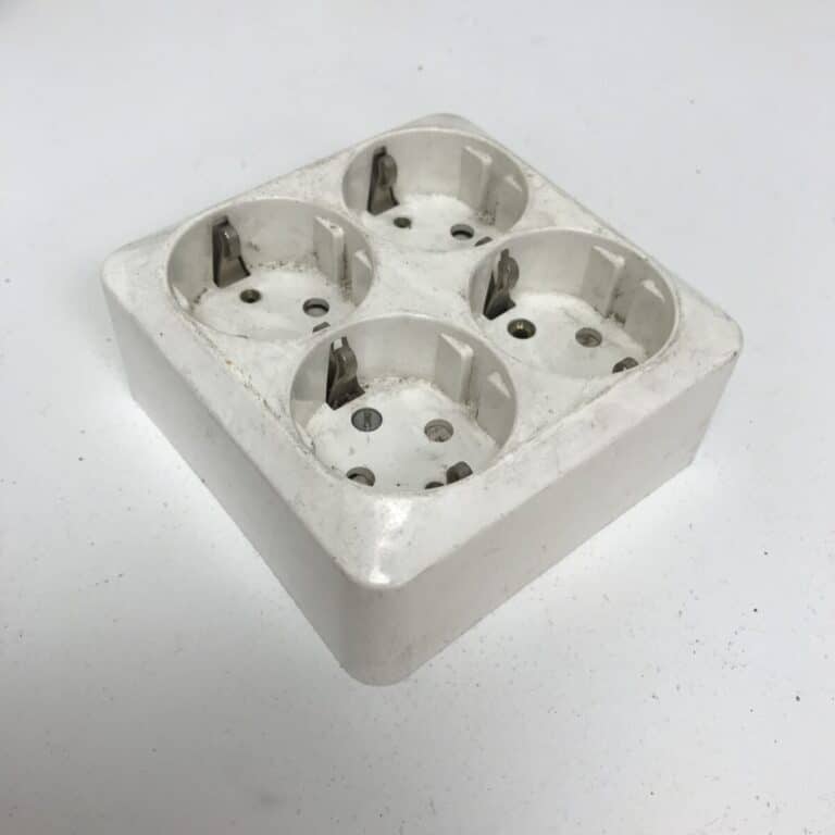 4-osainen maadoitettu pinta-asenteinen pistorasian kuori - purkukolmio.fi