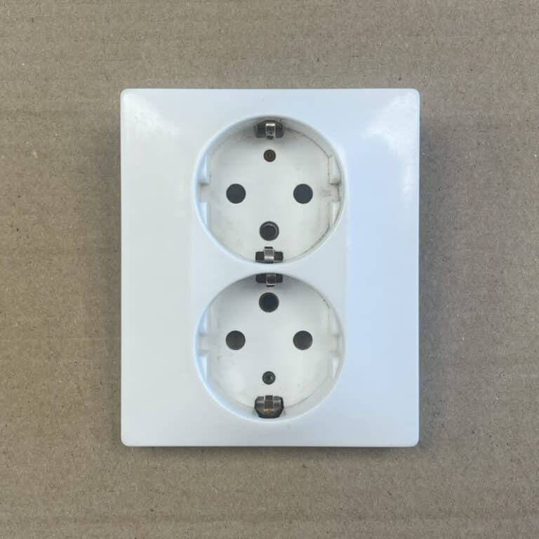 2-osainen maadoitettu uppoasenteinen pistorasian kansi Ello 100007, Ello 5134 - purkukolmio.fi