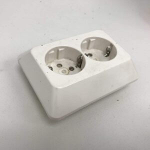 2-osainen maadoitettu uppoasenteinen pistorasia - purkukolmio.fi