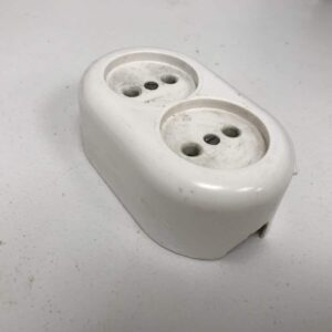 2-osainen maadoittamaton pinta-asenteinen pistorasia - purkukolmio.fi