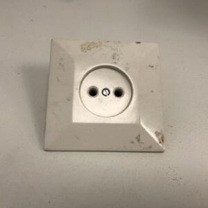 yksiosainen maadoittamaton uppoasenteinen pistorasia - purkukolmio.fi