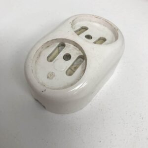 2-osainen maadoittamaton pinta-asenteinen pistorasia - purkukolmio.fi