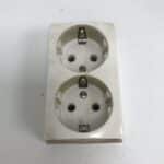 2-osainen maadoitettu pinta-asenteinen pistorasian kuori - purkukolmio.fi