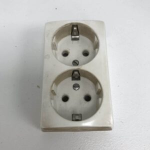 2-osainen maadoitettu pinta-asenteinen pistorasian kuori - purkukolmio.fi