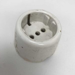 1-osainen maadoitettu pinta-asenteinen pistorasia kuori - purkukolmio.fi