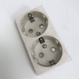 2-osainen maadoitettu uppoasenteinen pistorasia kuori - purkukolmio.fi